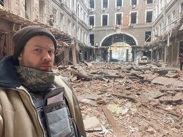 März 2022 Mann Steht Auf Der Straße Charkiw Ukraine Krieg — kostenloses Stockfoto