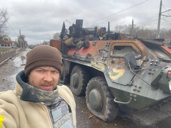 März 2022 Mann Steht Der Nähe Eines Russischen Militärfahrzeugs Auf — kostenloses Stockfoto