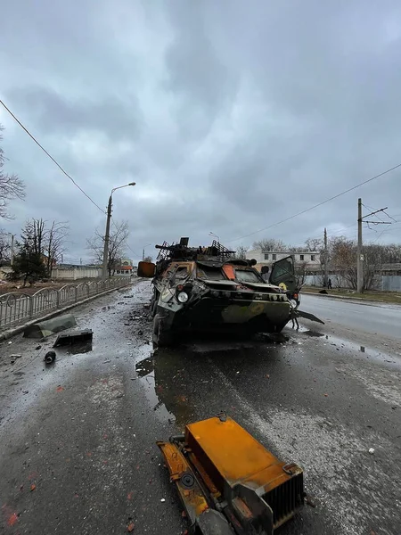 Marzo 2022 Coche Militar Dañado Ciudad Kharkiv Ucrania Guerra Ucrania — Foto de stock gratuita