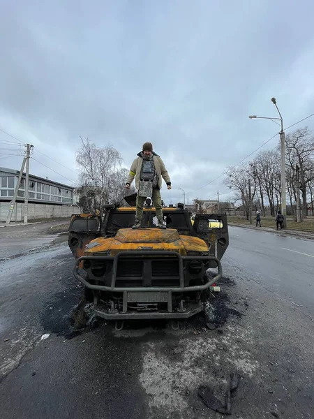 Marzo 2022 Hombre Pie Sobre Coche Militar Destruido Járkov Ucrania — Foto de stock gratis