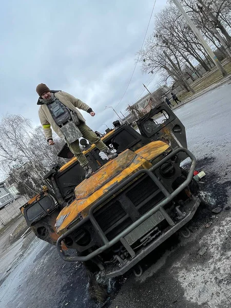 Marzo 2022 Hombre Pie Sobre Coche Militar Destruido Járkov Ucrania — Foto de stock gratis