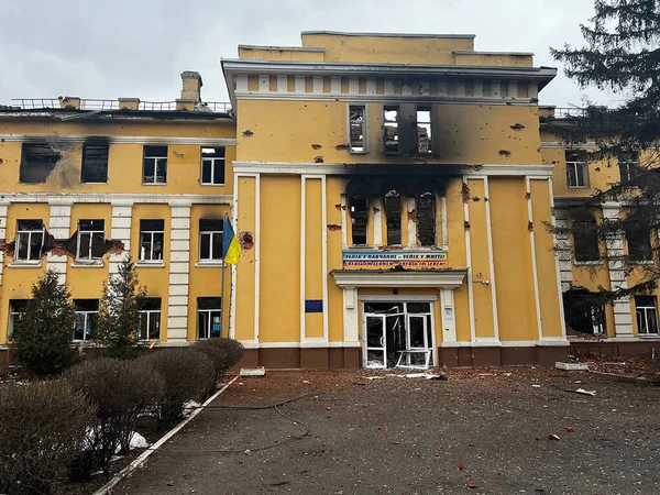 Março 2022 Edifícios Destruídos Nas Ruas Kharkiv Ucrânia — Fotografia de Stock Grátis
