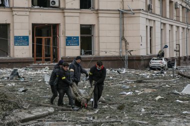 UKRAINE, KHARKIV, 01 Mart 2022: Gönüllüler Rusya 'nın Ukrayna işgalinden mağdurlara yardım ediyor.