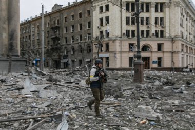 UKRAINE, KHARKIV, 01 Mart 2022: Harkiv şehrinin yıkılmış merkezine basın. Rusya 'nın Ukrayna İstilası.