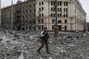 UKRAINE, KHARKIV, 01 Mart 2022: Harkiv şehrinin yıkılmış merkezine basın. Rusya 'nın Ukrayna İstilası.