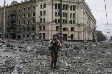 UKRAINE, KHARKIV, 01 Mart 2022: Harkiv şehrinin yıkılmış merkezine basın. Rusya 'nın Ukrayna İstilası.