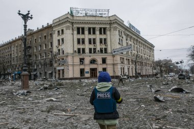 UKRAINE, KHARKIV, 01 Mart 2022: Harkiv şehrinin yıkılmış merkezine basın. Rusya 'nın Ukrayna İstilası.