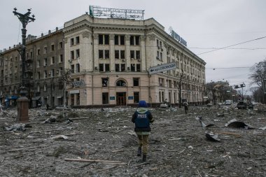 UKRAINE, KHARKIV, 01 Mart 2022: Harkiv şehrinin yıkılmış merkezine basın. Rusya 'nın Ukrayna İstilası.