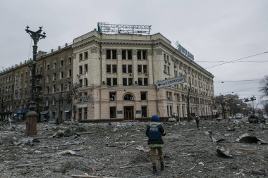 UKRAINE, KHARKIV, 01 Mart 2022: Harkiv şehrinin yıkılmış merkezine basın. Rusya 'nın Ukrayna İstilası.