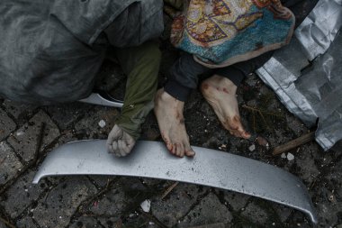 UKRAINE, KHARKIV, 01 Mart 2022: Rusya 'nın Ukrayna işgalinden etkilenen insanlar.