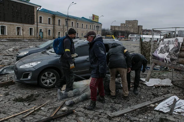 Ukraine Kharkiv Marca 2022 Wolontariusze Pomagają Ofiarom Inwazji Rosji Ukrainę — Darmowe zdjęcie stockowe