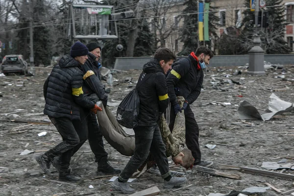 Ukraine Kharkiv March 2022 Relawan Membantu Korban Dari Invasi Rusia — Foto Stok Gratis