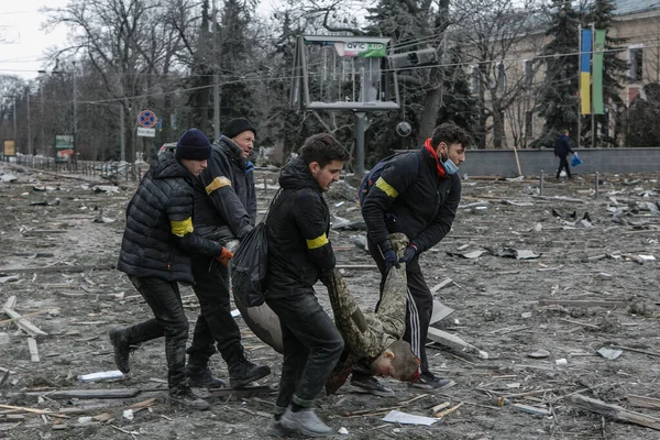 Ucrania Jarkiv Marzo 2022 Voluntarios Ayudan Las Víctimas Invasión Rusa — Foto de stock gratis