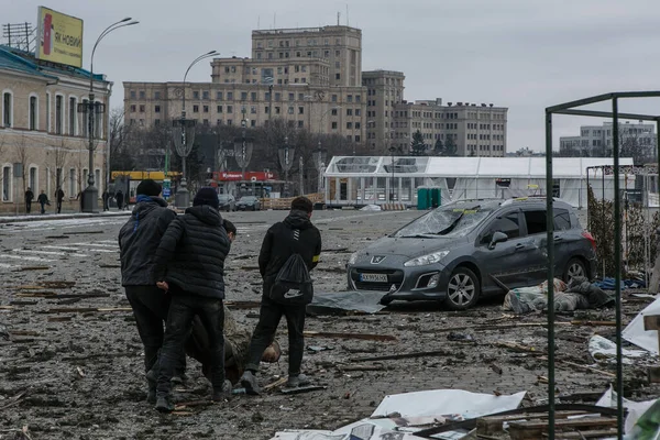 Ucrania Jarkiv Marzo 2022 Voluntarios Ayudan Las Víctimas Invasión Rusa — Foto de stock gratuita