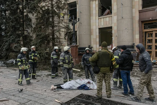 Ucrania Jarkiv Marzo 2022 Voluntarios Ayudan Las Víctimas Invasión Rusa — Foto de stock gratuita