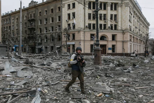Ukraine Kharkiv March 2022 ハリコフ市の破壊された中心部で押す ロシアのウクライナ侵攻  — 無料ストックフォト