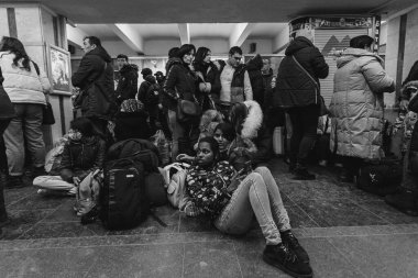 Ukrayna, Kharkiv 24 / 02 / 2022: Rusya 'nın Ukrayna' yı işgali sırasında bomba sığınağında oturan Ukraynalılar.