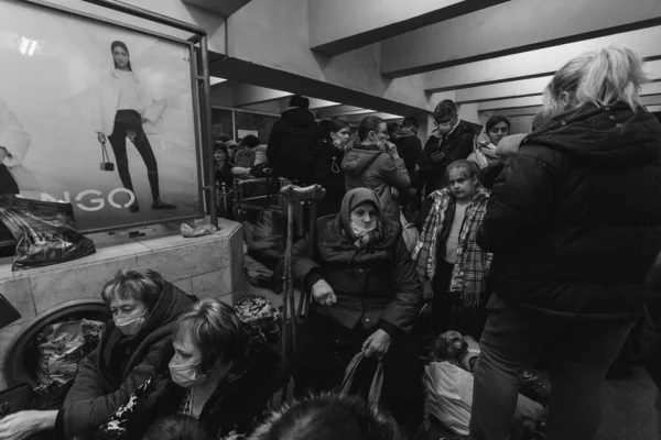 Ukraina Kharkiv 2022 Orang Ukraina Duduk Tempat Perlindungan Bom Selama — Stok Foto