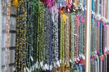 Boncuklar ve Renkli Kolyeler. Rafta Renkli Kolyeler ve Mücevher. Seçici Odaklanma