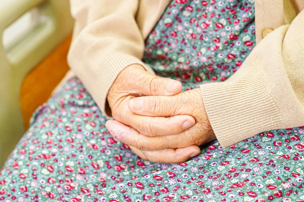 Asiático Ancião Sênior Mulher Paciente Colocar Segurando Mãos Sobre Ele — Fotografia de Stock