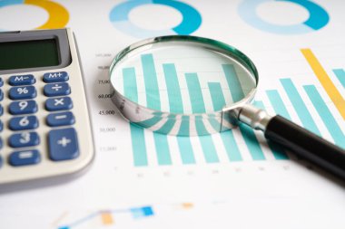 Çizelge ve grafik çizelgesi üzerinde hesap makinesi. Finans geliştirme, Bankacılık Hesabı, İstatistik, Yatırım Analitik Araştırma Veri Ekonomisi, Borsa Ticareti, Ticaret Şirketi Konsepti.                             