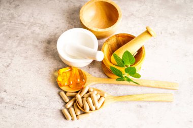 Alternatif ilaç bitkisel organik kapsül E omega 3 vitamini balık yağı, mineral, bitki yapraklı ilaç sağlıklı yaşam için doğal destek.                            