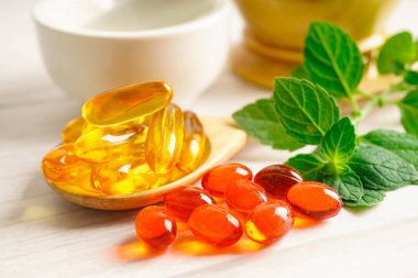 Alternatif ilaç bitkisel organik kapsül E omega 3 vitamini balık yağı, mineral, bitki yapraklı ilaç sağlıklı yaşam için doğal destek.                        