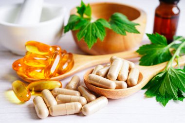 Alternatif ilaç bitkisel organik kapsül E omega 3 vitamini balık yağı, mineral, bitki yapraklı ilaç sağlıklı yaşam için doğal destek.           