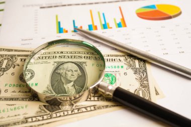 ABD doları ve EURO banknotları ve grafiği üzerindeki büyüteç, ticari ticaret kavramını finanse ediyor.