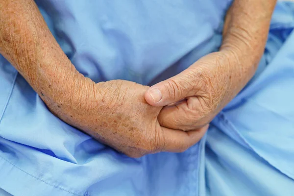 Asiático Ancião Sênior Mulher Paciente Colocar Segurando Mãos Sobre Ele — Fotografia de Stock