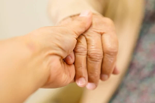 Badante Mano Nella Mano Asiatica Anziana Paziente Donna Aiuto Cura — Foto Stock