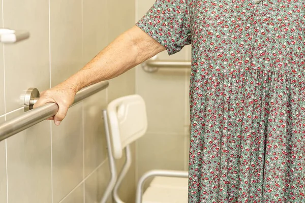 Asiatica Anziana Donna Paziente Uso Toilette Supporto Ferroviario Bagno Corrimano — Foto Stock