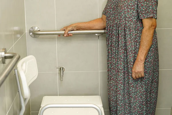 Літня Жінка Азіатського Віку Хвора Прибиральницю Користується Туалетним Дротом Ванній — стокове фото