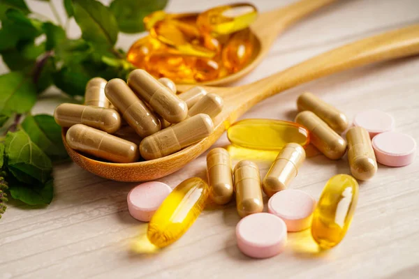 Medicina Alternativa Base Hierbas Cápsula Orgánica Con Vitamina Omega Aceite — Foto de Stock