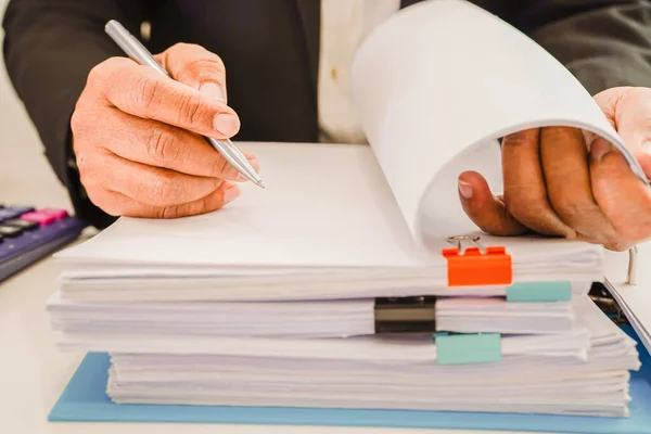 Empresário Trabalhando Preparar Dados Relatório Papelada Para Informações Análise Pasta — Fotografia de Stock