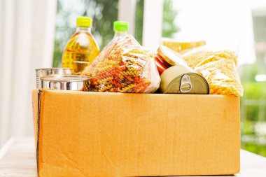 Gönüllüler için bağış kutusunda yiyecek var..   