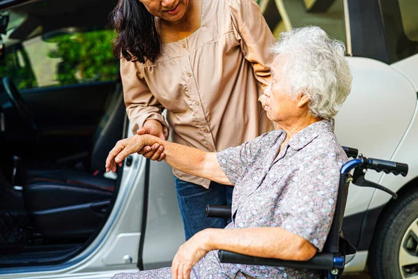 Cuidador Ayuda Mujer Anciana Asiática Discapacidad Paciente Entrar Coche Concepto — Foto de Stock