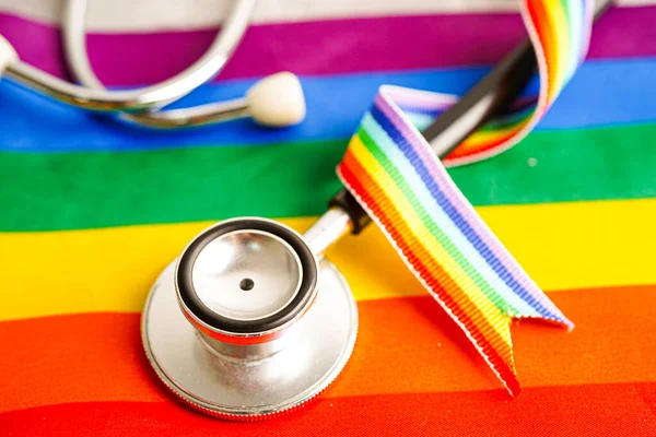 Lgbt标志 带有彩虹带的听诊器 权利和性别平等 Lgbt骄傲月 — 图库照片