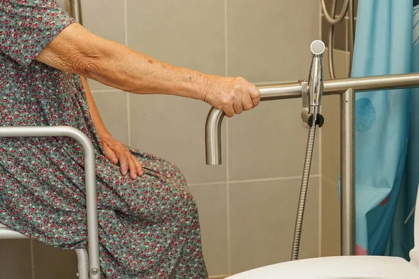 Asiático Idoso Mulher Paciente Uso Vaso Sanitário Suporte Ferroviário Banheiro — Fotografia de Stock