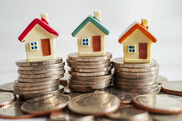 Yığınla madeni para, yatırım amaçlı emlak finansmanı kavramı.   