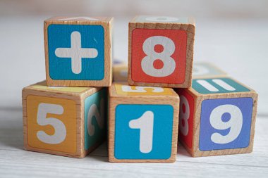 Matematik ve eğitim matematiği öğrenmek için tahta blok küpleri.