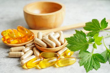Alternatif ilaç bitkisel organik kapsül E omega 3 vitamini balık yağı, mineral, bitki yapraklı ilaç sağlıklı yaşam için doğal destek.