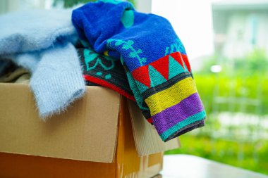 Gönüllüler için karton kutuda kıyafet bağışları.