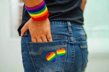 Gökkuşağı bayraklı Asyalı kadın, LGBT sembol hakları ve cinsiyet eşitliği, Haziran ayında LGBTQ, LGBTİ, LGBTQA, LGBTQIA