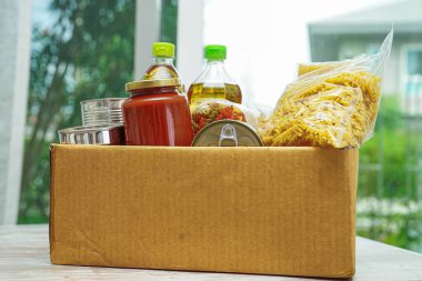 Gönüllüler için bağış kutusunda yiyecek var..