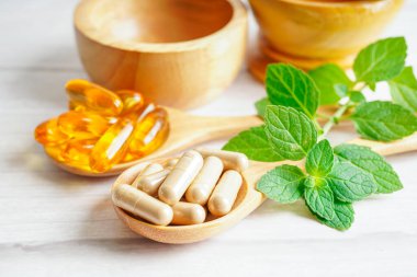 Alternatif ilaç bitkisel organik kapsül E omega 3 vitamini balık yağı, mineral, bitki yapraklı ilaç sağlıklı yaşam için doğal destek.
