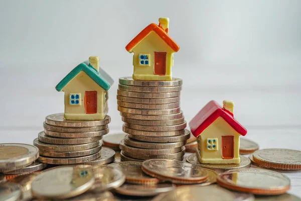 Yığınla madeni para, yatırım amaçlı emlak finansmanı kavramı.