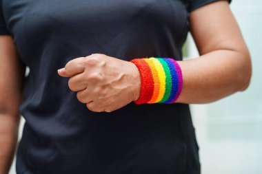 Gökkuşağı bayraklı Asyalı kadın, LGBT sembol hakları ve cinsiyet eşitliği, Haziran ayında LGBTQ, LGBTİ, LGBTQA, LGBTQIA
