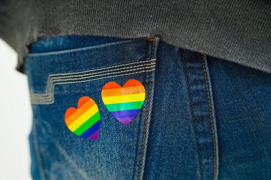 Gökkuşağı bayraklı Asyalı kadın, LGBT sembol hakları ve cinsiyet eşitliği, Haziran ayında LGBT Onur Ayı.