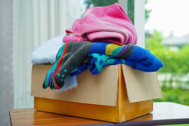 Gönüllüler için karton kutuda kıyafet bağışları.